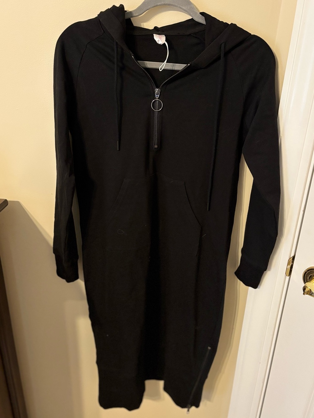 Snoga Women’s Black Zip-Up Hoodie Dress with Kangaroo Pocket